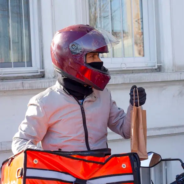 bosunatiklama's tweet photo. Motokuryelerin geçmişte 200 bin TL'yi bulan aylık gelirleri 60-70 bin TL'ye kadar düştü. (NTV)

▬ Günde 14 saat çalışan motokuryelerin elinde, yakıt, bakım, sigorta, vergi ve diğer giderler çıktıktan sonra 60-70 bin TL kalıyor.

▬ Ek iş olarak 4-5 saat motokuryelik yapanlar ise aylık 15-20 bin TL kazanıyor.

▬ Kurye sayısının artması nedeniyle firmaların daha düşük ücretlerle paket dağıtımı yaptırdığı belirtiliyor.