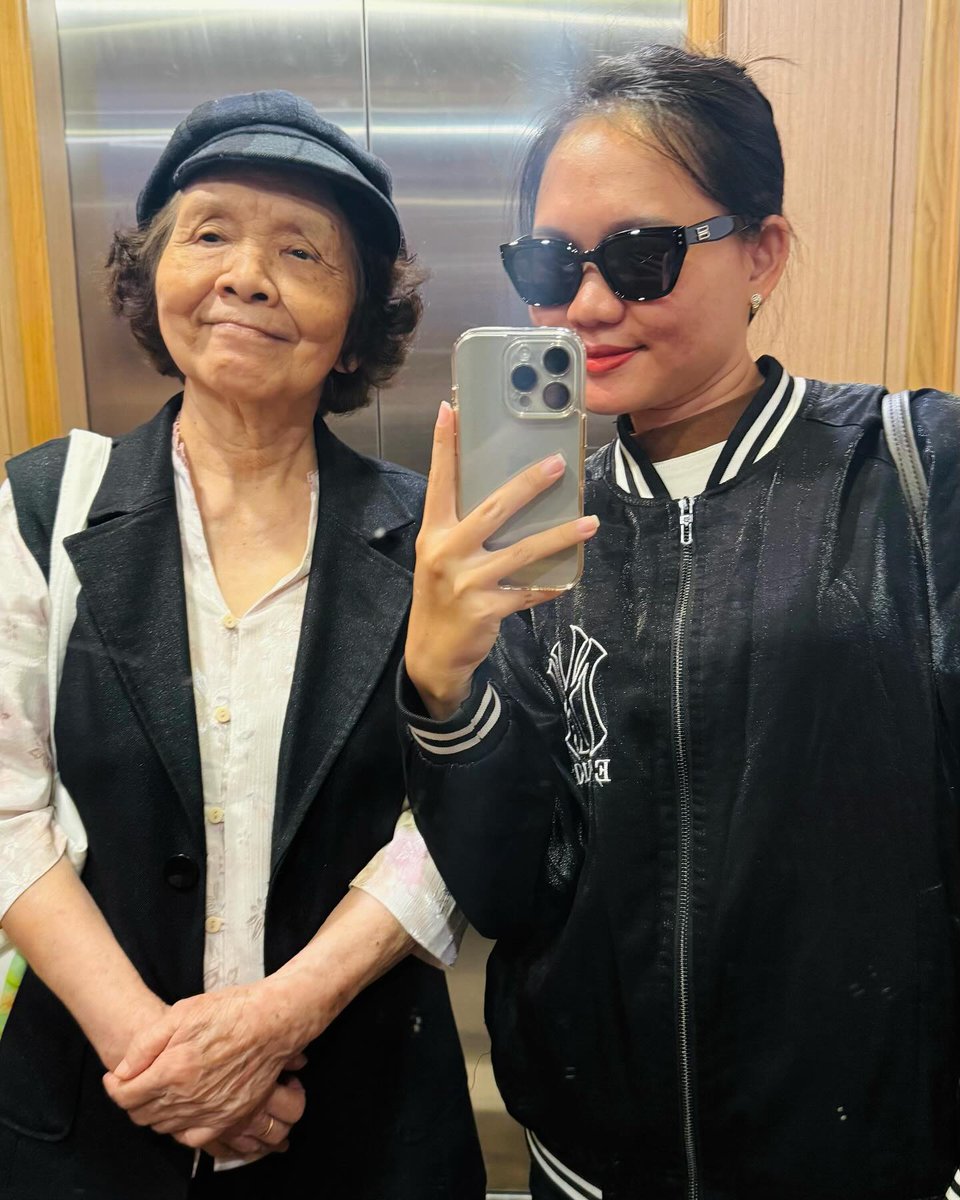 ae22ae's tweet photo. Bà ngoại thân yêu, luôn là vòng tay ấm áp nhất. https://t.co/Nq35pDSDKG