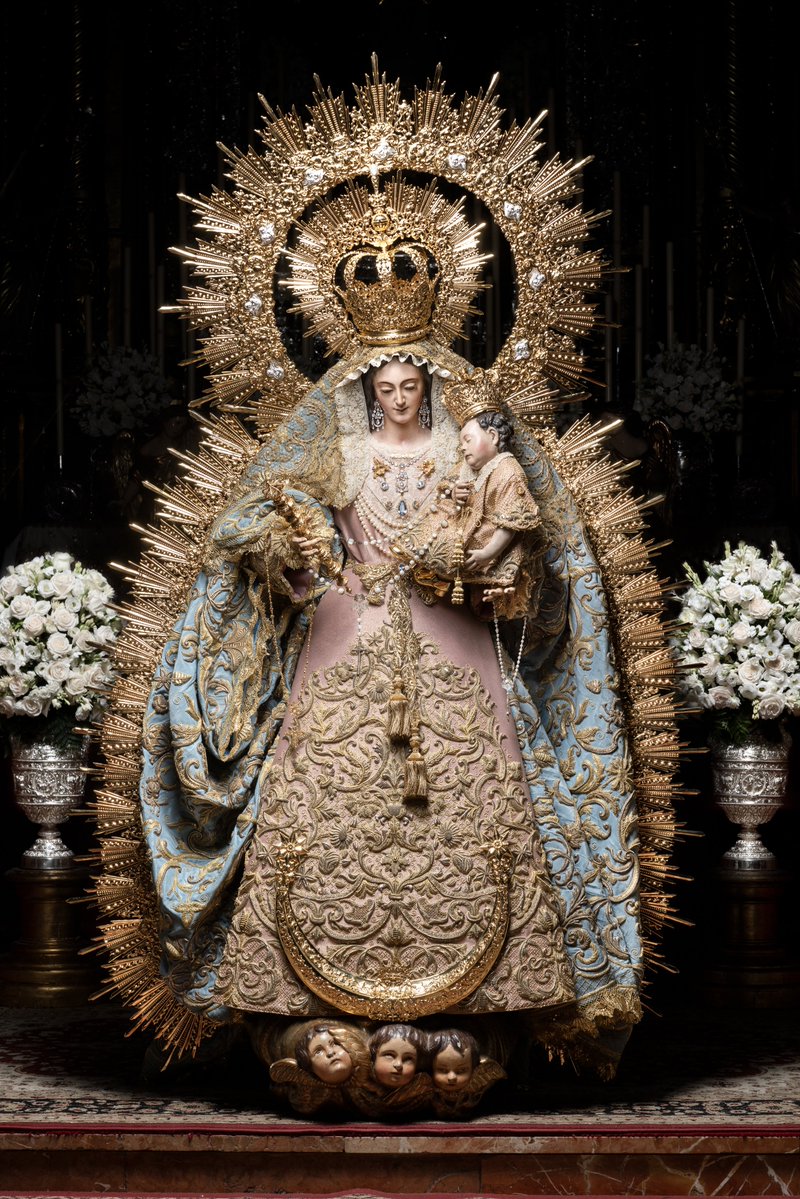 Hdad_Macarena's tweet photo. 🔴 BESAMANOS | Comienzan los cultos en honor a Nuestra Señora del Santo Rosario. Desde hoy, 5 de octubre, y durante los próximos tres día, nuestra Amantísima Titular permanecerá expuesta en Devoto Besamanos, en horario de forma continuada desde las 9:00 hasta las 21:00 horas, siendo tan solo interrumpido por la celebración de las eucaristías. 

La Santísima Virgen luce manto celeste de tisú y saya rosa salmón, ambos del taller de José Guillermo Carrasquilla Perea, junto a la ráfaga, corona, media luna y cetro de Manuel Seco Velasco, restaurados para la ocasión por Orfebrería Fernando Marmolejo.

El altar se completa con cuatro blandones de plata de la Basílica Menor de Nuestra Señora del Carmen Coronada de Jerez de la Frontera; los ángeles pasionistas con rosarios donados por hermanos y devotos; las clásicas credencias de Fernando Marmolejo Camargo; respiraderos de plata de Eduardo Seco Imberg, cedidos por la Hermandad Sacramental de las Nieves de Los Palacios y Villafranca; y jarras de plata procedentes del paso de palio de Nuestra Señora de la Esperanza, sobre columnas abalaustradas del siglo XIX de la Hermandad del Rocío de Triana.

El conjunto se completa con un cuidado exorno floral de rosas champán, lisianthus, nardos y clavellinas.

Nuestra Señora del Santo Rosario, ruega por nosotros.

📸 @Randofer94 / @PMFotoscofrades