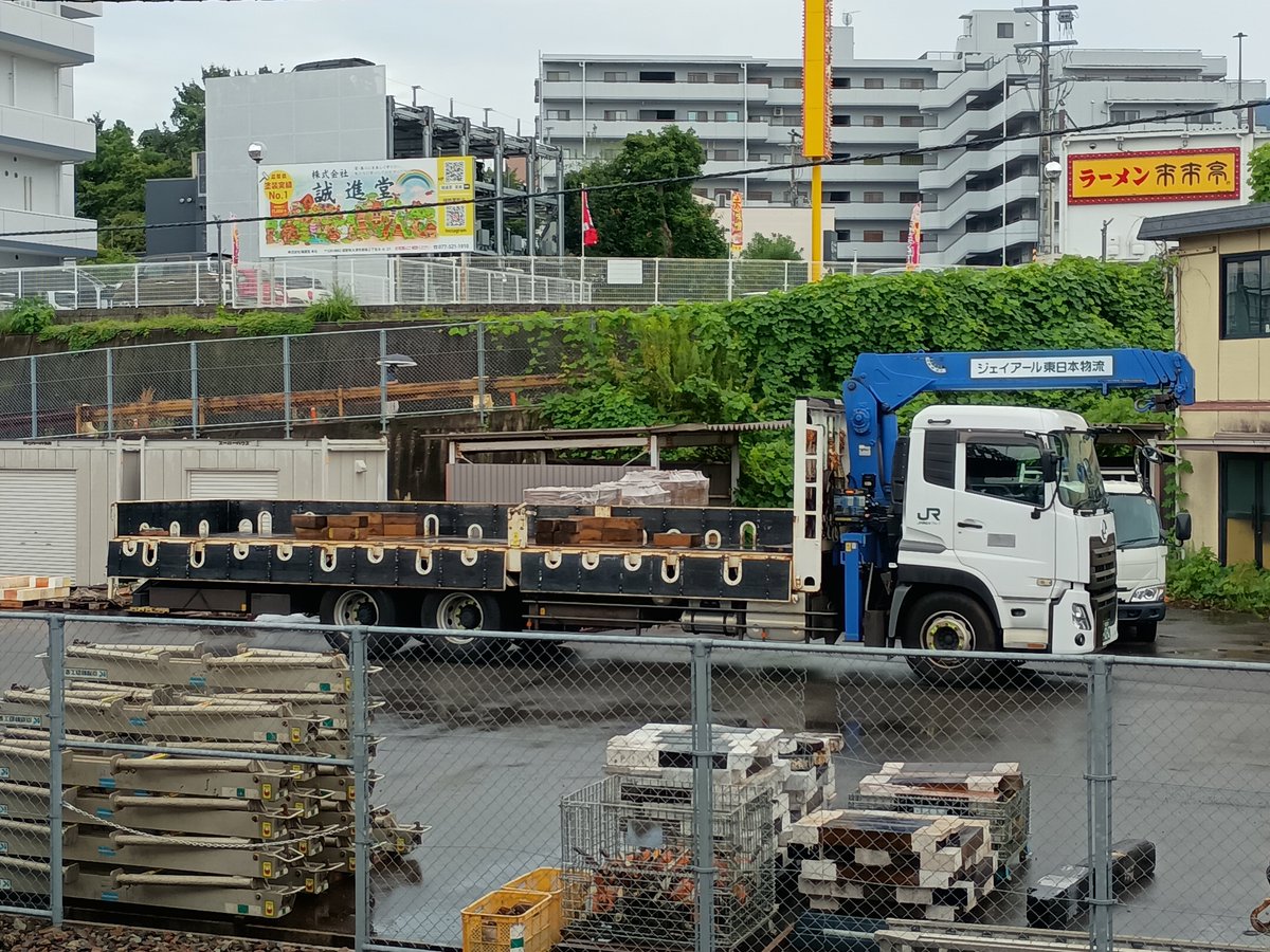NTH583AYSKRH's tweet photo. あと鉄道クレーン車だけでなくジェイアール東日本物流のクレーン付きトラックも同行してきた模様 https://t.co/OsCMREuY77