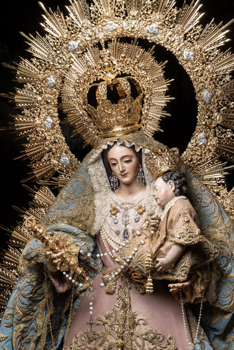 Hdad_Macarena's tweet photo. 🔴 BESAMANOS | Comienzan los cultos en honor a Nuestra Señora del Santo Rosario. Desde hoy, 5 de octubre, y durante los próximos tres día, nuestra Amantísima Titular permanecerá expuesta en Devoto Besamanos, en horario de forma continuada desde las 9:00 hasta las 21:00 horas, siendo tan solo interrumpido por la celebración de las eucaristías. 

La Santísima Virgen luce manto celeste de tisú y saya rosa salmón, ambos del taller de José Guillermo Carrasquilla Perea, junto a la ráfaga, corona, media luna y cetro de Manuel Seco Velasco, restaurados para la ocasión por Orfebrería Fernando Marmolejo.

El altar se completa con cuatro blandones de plata de la Basílica Menor de Nuestra Señora del Carmen Coronada de Jerez de la Frontera; los ángeles pasionistas con rosarios donados por hermanos y devotos; las clásicas credencias de Fernando Marmolejo Camargo; respiraderos de plata de Eduardo Seco Imberg, cedidos por la Hermandad Sacramental de las Nieves de Los Palacios y Villafranca; y jarras de plata procedentes del paso de palio de Nuestra Señora de la Esperanza, sobre columnas abalaustradas del siglo XIX de la Hermandad del Rocío de Triana.

El conjunto se completa con un cuidado exorno floral de rosas champán, lisianthus, nardos y clavellinas.

Nuestra Señora del Santo Rosario, ruega por nosotros.

📸 @Randofer94 / @PMFotoscofrades