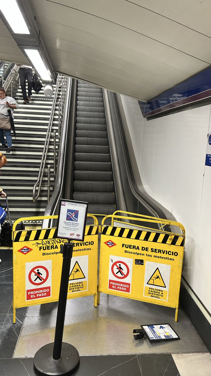 Arganz_2001's tweet photo. @metro_madrid Ha debido de haber contratiempos, @metro_madrid Iniciamos una nueva semana y la escalera sigue sin ser reparada. Ya van más de quince días… https://t.co/DOszzvreFr