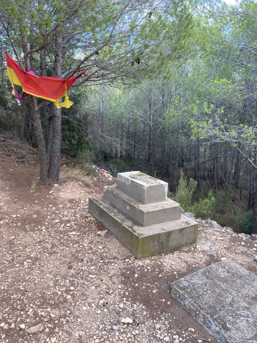 Civil_War_Spain's tweet photo. Memorial, Serra de Pàndols, erected in 1938 with names of International Brigaders killed in the Ebro battle. The memorial survived the Franco regime hidden in these hills  and was rediscovered some years ago. Flag has taken a battering since I was last there. https://t.co/DdiqMbgH7L