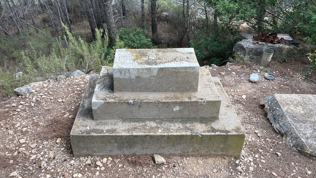 Civil_War_Spain's tweet photo. Memorial, Serra de Pàndols, erected in 1938 with names of International Brigaders killed in the Ebro battle. The memorial survived the Franco regime hidden in these hills  and was rediscovered some years ago. Flag has taken a battering since I was last there. https://t.co/DdiqMbgH7L