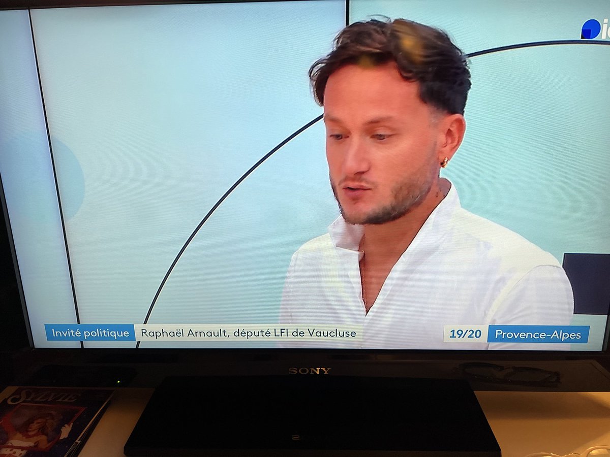 StanislasBorow5's tweet photo. Charles Alloncle a raison lorsque je vois France 3 inviter un fiché S pour parler des violences dans les lycées #maregionSud #FranceTV https://t.co/psWUE3IzBg