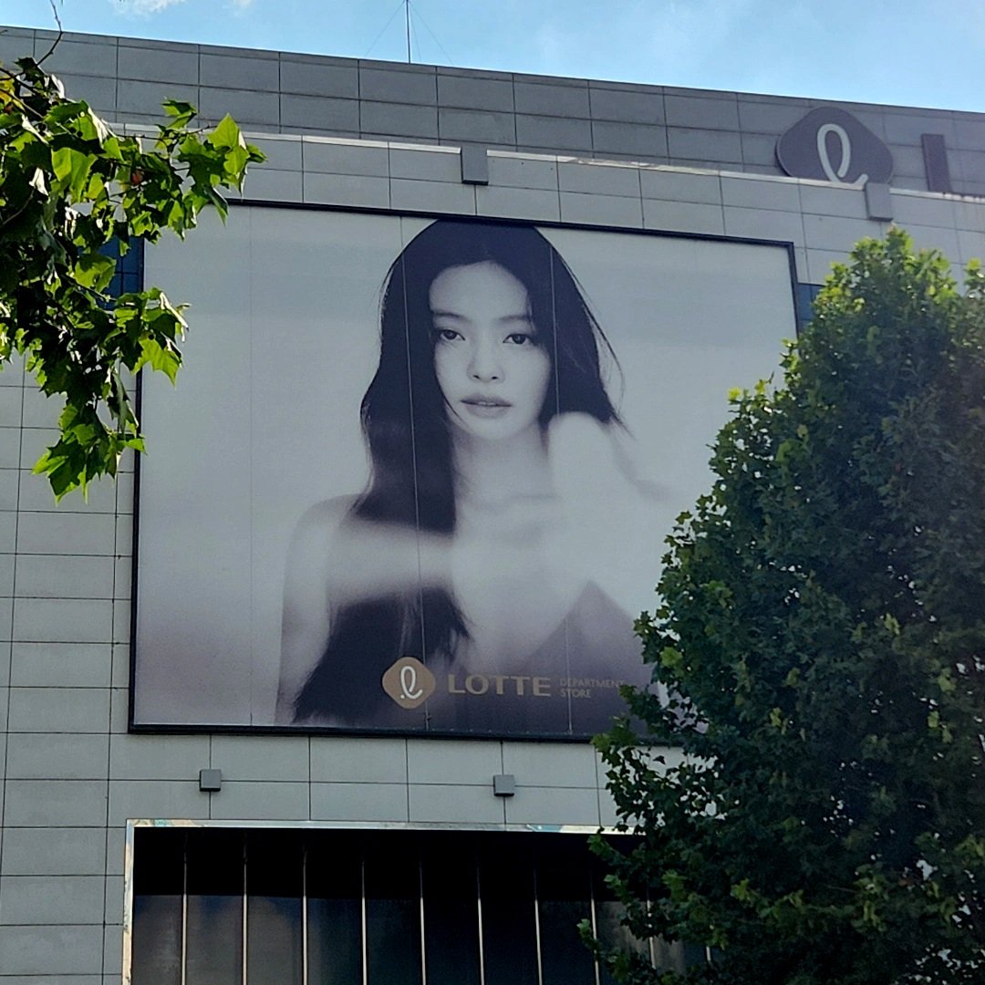 shinmisseon's tweet photo. 길 가다가 제니 드뎌 자만추함 짱 커서 더 좋다ㅎㅎ https://t.co/FWPa43suNa