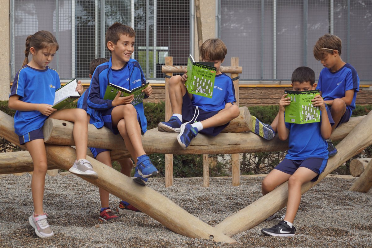 lasallearlep's tweet photo. Leer nos invita a imaginar, descubrir y crecer. En La Salle Tarragona, acompañamos a nuestro alumnado de Primaria en el placer de la lectura. Cada libro abre una puerta a nuevas aventuras, despierta la curiosidad y ayuda a poner palabras a lo que pensamos y sentimos.#SomosLaSalle https://t.co/xAWY9S47iP