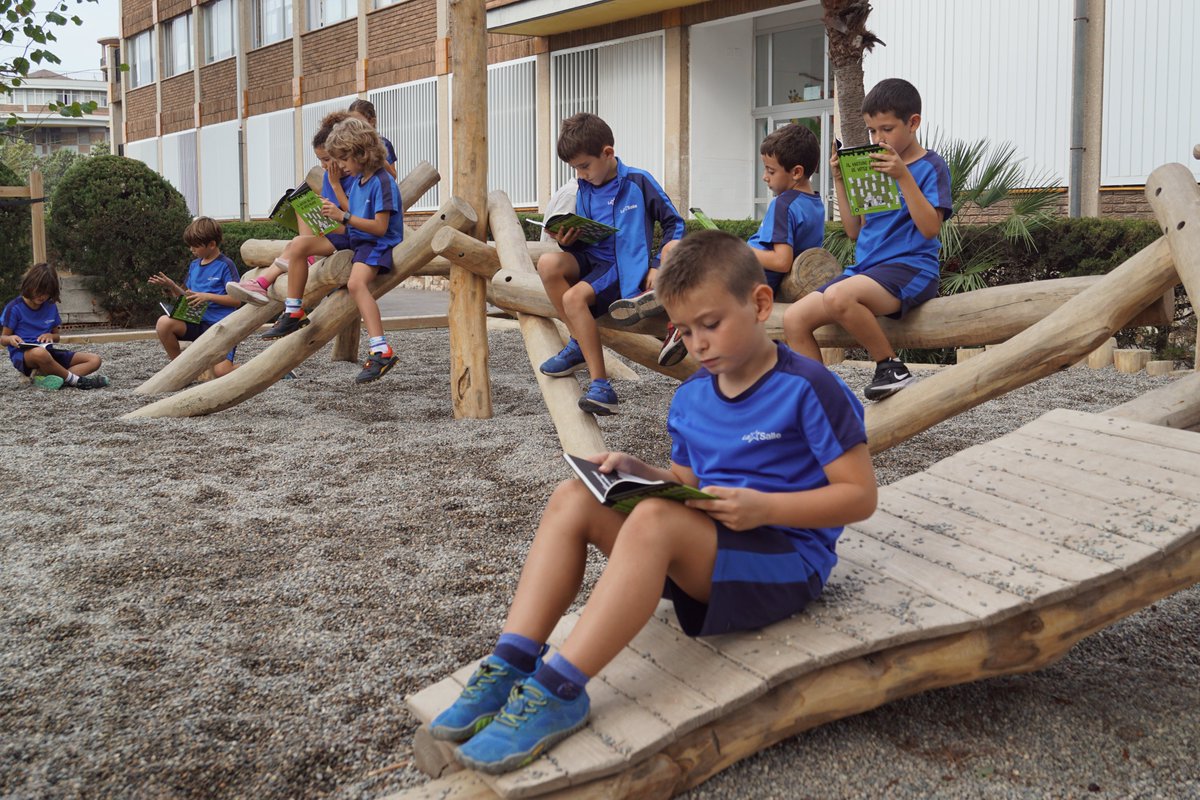 lasallearlep's tweet photo. Leer nos invita a imaginar, descubrir y crecer. En La Salle Tarragona, acompañamos a nuestro alumnado de Primaria en el placer de la lectura. Cada libro abre una puerta a nuevas aventuras, despierta la curiosidad y ayuda a poner palabras a lo que pensamos y sentimos.#SomosLaSalle https://t.co/xAWY9S47iP
