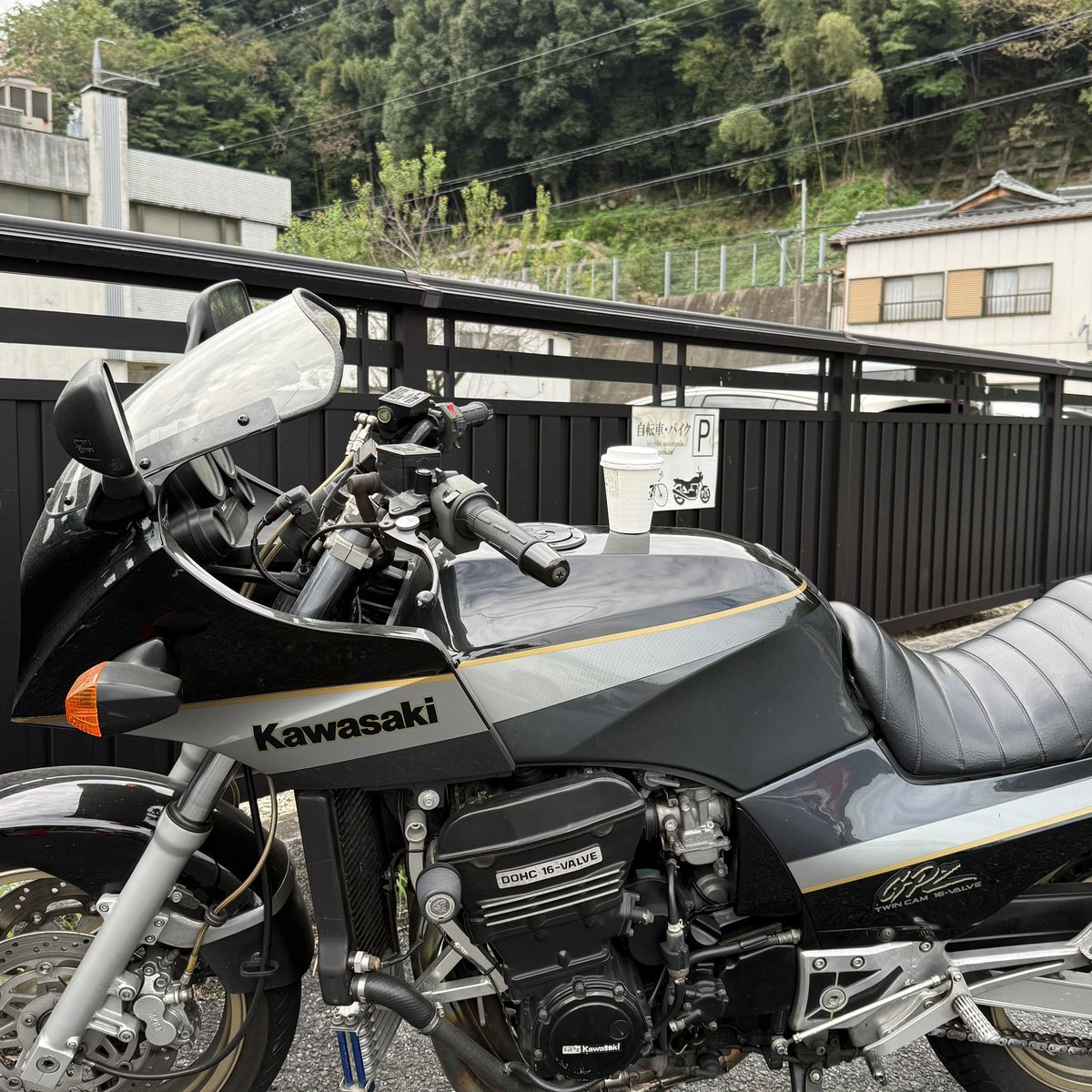 pirate_rackham's tweet photo. 山の方へふらっと1,2時間🏍️
平日なのにバイク乗ってる人多かった😄

愛車とHot coffee🏍️☕️📸

カップ倒れんなよ〜！
あいつ、ダッセェ〜〜🤣と笑われちまう。 https://t.co/ekcd0VNRT2