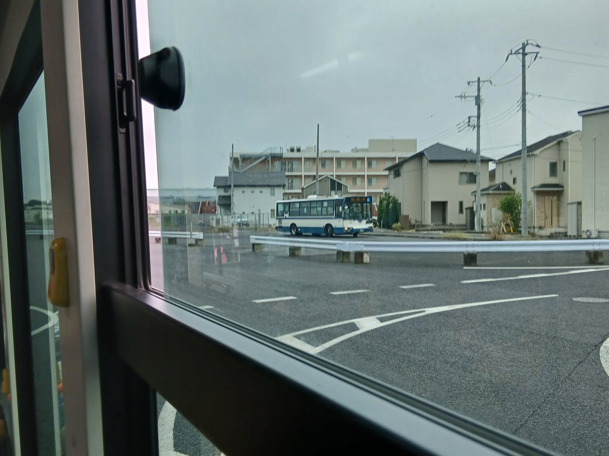Chida_BUS_417's tweet photo. なんだあれ！
７丁目北に復帰した5525から417号車回送を撮りました
#京成バス千葉セントラル 
#ブルーリボンシティ
#回送車
#謎回送 https://t.co/td5Tlr5o3Q