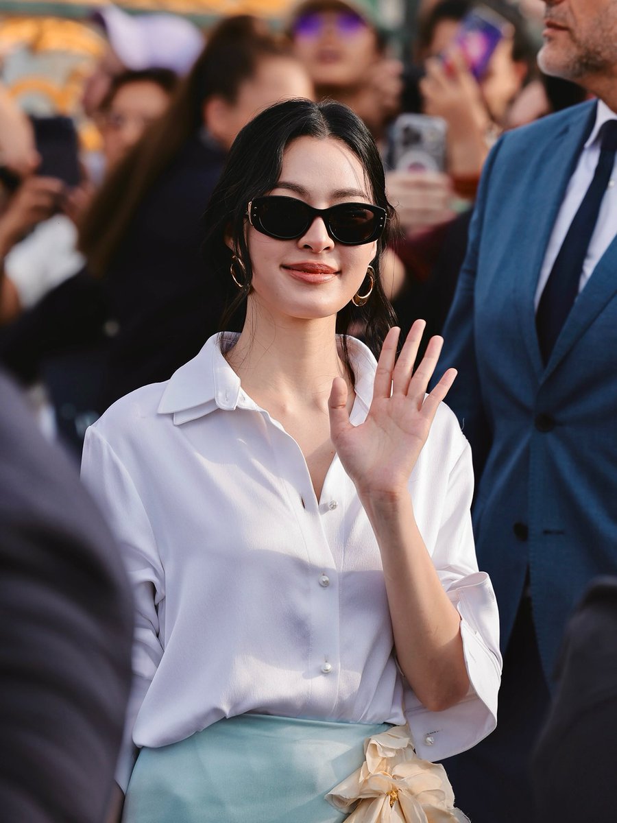 BestKwong511_CN's tweet photo. Lingling, the highlight of DiorSummer27 leads the fashion conversation at visionary Dior's redefined feminine silhouettes. Another unforgettable look by Lingling at DiorSummer27! 💎

#LinglingKwong #DiorSummer27
#PFW #Dior
#LinglingKwongXDiorSummer27
@Dior @linglingsirilak https://t.co/czos2JUnc6