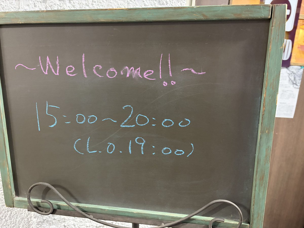 caferenarde's tweet photo. 本日のラインナップです。

フランス栗のモンブランタルト追加しています。

本日商品ある限り、時間通りに営業します。イートイン希望でラストオーダーより遅くなりそうなら、遠慮なくDMにご連絡くださいね。テイクアウトなら、その限りではありません。

ご来店、お待ちしています！ https://t.co/MlcD3UQbM0