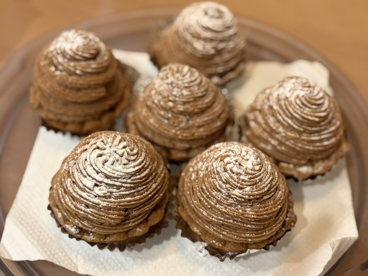 caferenarde's tweet photo. 本日のラインナップです。

フランス栗のモンブランタルト追加しています。

本日商品ある限り、時間通りに営業します。イートイン希望でラストオーダーより遅くなりそうなら、遠慮なくDMにご連絡くださいね。テイクアウトなら、その限りではありません。

ご来店、お待ちしています！ https://t.co/MlcD3UQbM0