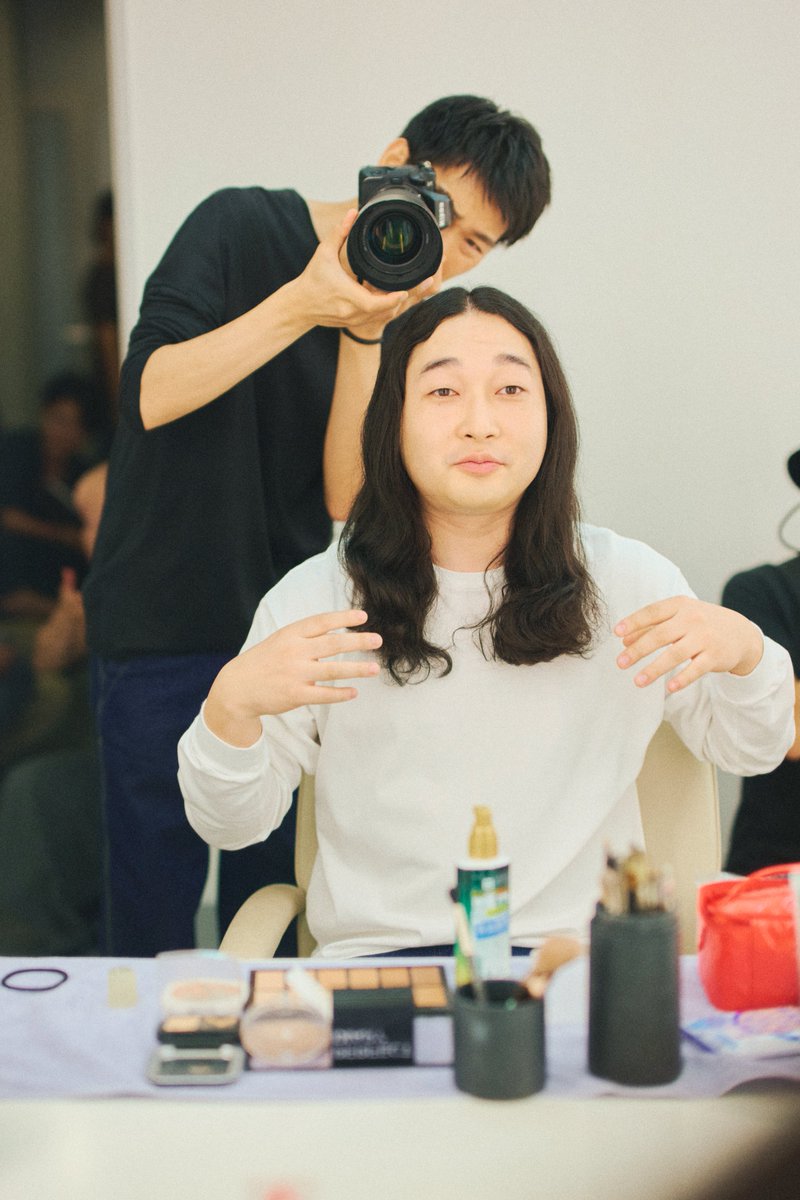 eyecare_cp's tweet photo. 賀屋さんのポスター撮影オフショット📸
オフショットもすべて実は加賀さん撮影なんです！
 カメラマン、お疲れ様でした！
#かが屋 #メイキング #Gyutto https://t.co/UoxKjuluoD