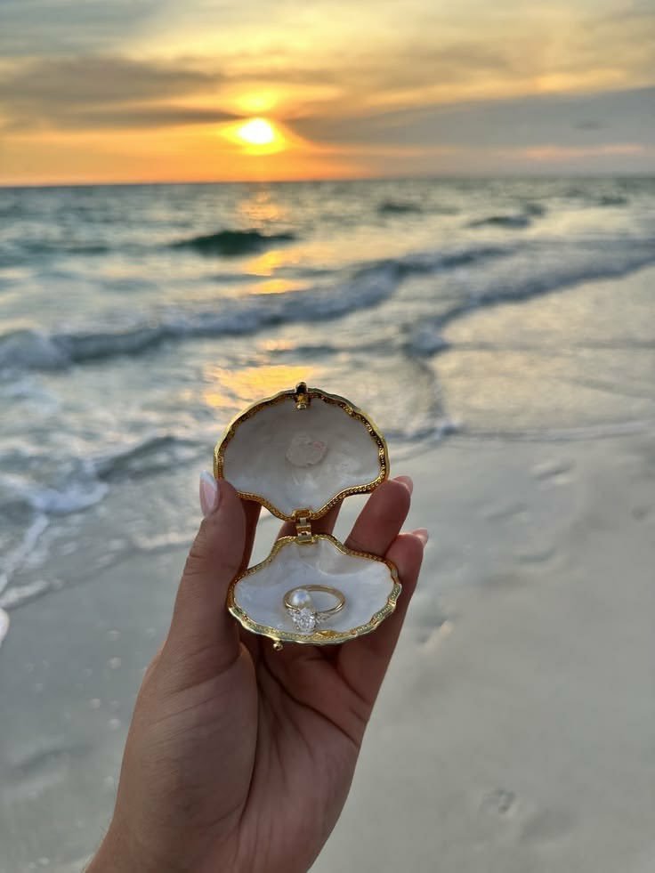 Outfit_Luxy's tweet photo. Manifesting 💍😍 https://t.co/GEHaVBSZF1