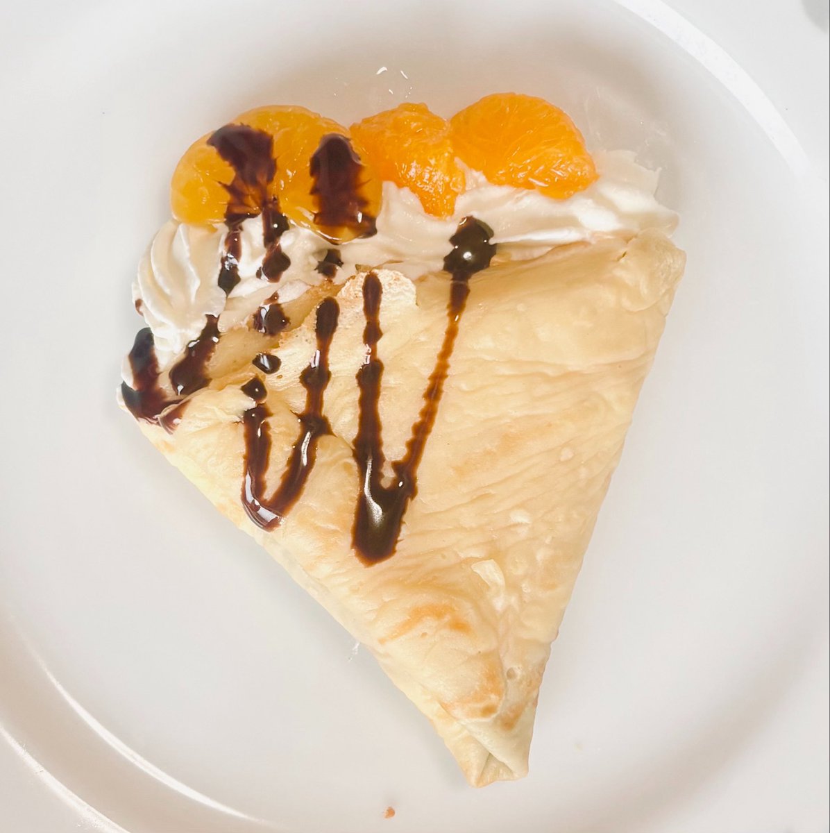 yo_ikou's tweet photo. 今日はクレープを生地から作って食べました
これは上手くデコレーションできたクレープ https://t.co/abjc7RZu75