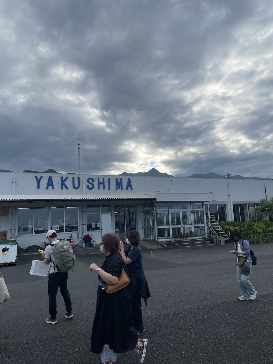 WAKAGEnoitary's tweet photo. 屋久島空港のビンテージカート、熊本空港のシェルチェア。

モノを大切にする空港、いい。 https://t.co/TOW7kqODhf