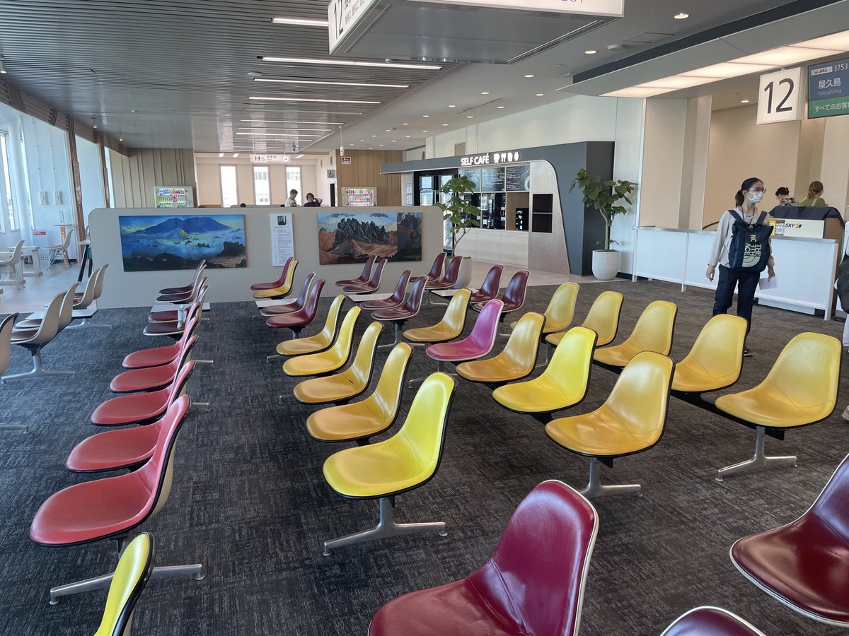 WAKAGEnoitary's tweet photo. 屋久島空港のビンテージカート、熊本空港のシェルチェア。

モノを大切にする空港、いい。 https://t.co/TOW7kqODhf