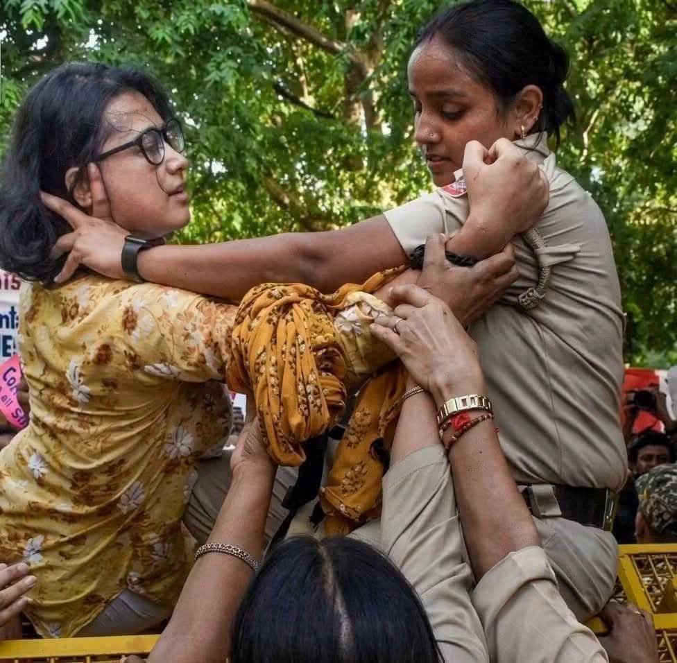 sumantkabir's tweet photo. दो महिलाएं हैं...

■ एक के कंधे पर संविधान है। दायित्व है। दायित्व के साथ जुड़ी संवैधानिक मर्यादा है। लोकसमीक्षा है। पीछे परिवार है। समाज है। हर सवाल का उत्तर देने के लिए अकेली है। छिपने के लिए भीड़ नहीं। बचाने के लिए प्रदर्शन नहीं। कल कोर्ट में अकेली खड़ी होगी।

■ दूसरी का कंधा दायित्व विहीन है। पीछे परिवार नहीं। स्वयं मां-पिता पर बोझ है। साथ में गैर जिम्मेदार भीड़ है। हल्ला मचाने वाले पेड युट्यूबर्स हैं। देश-विदेश से फंड है। कोई जवाबदेही नहीं। छिपने के लिए भीड़ है। जवाब देने के लिए संसद से लेकर संयुक्त राष्ट्र तक लोग हैं बिरयानी है। ब्रा है। पैंटी है। इनसे कोई सवाल नहीं। कोई सृजन नहीं। कोई भविष्य नहीं। कोई सपना नहीं।

यदि एक के कंधे पर दायित्व ना हो तो दूसरी को पटक कर चढ़ बैठे! जबड़ा तोड़ दे। स्वयं के लिए नहीं, नागरिक समाज के लिए। राष्ट्र के लिए। आपके-हमारे बच्चो के सुरक्षित भविष्य के लिए। 

पर हम-आप, यह शिक्षित समाज किस #एक के लिए खड़ा है?  निर्णय आप स्वयं करें।

@DelhiPoliceCom1 
@DelhiPolice 
@neha_aisa 
@aisa_official_