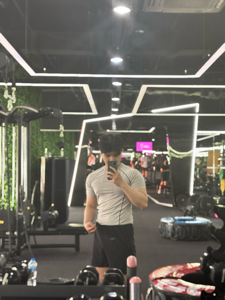drvycaonguyen's tweet photo. Đi tập lâu lại thích mấy áo compress hơn là tanktop #gym https://t.co/5uv5M28Zql