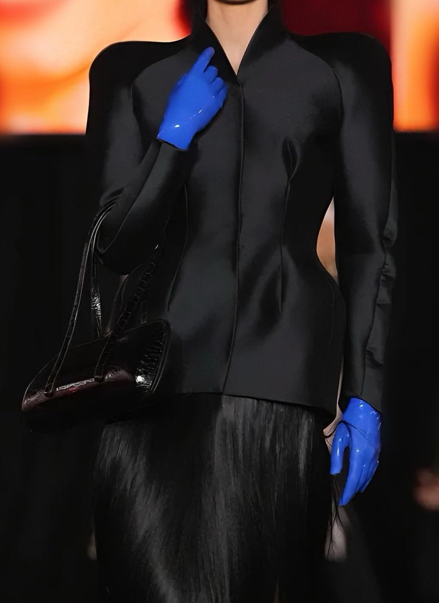 soomienana's tweet photo. Mugler SS27 Ready-To-Wear..🖤! https://t.co/TIZetuU3WS