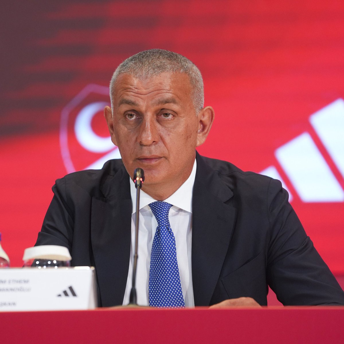 fanatikcomtr's tweet photo. 🗣️ TFF Başkanı İbrahim Hacıosmanoğlu: Buradan açıkça sesleniyorum: Hiç kimse, 100 küsur yıllık Türkiye Futbol Federasyonu’nun ve 15, 20, belki 30 yıllık futbol kokuşmuşluğunu ve ahlaksızlığını, iki yıllık başkanlığımda bana ve yönetim kurulundaki arkadaşlarıma mal etmeye kalkmasın! Ben futbol camiasına yeni girmedim. İbrahim Hacıosmanoğlu bu camiada her zaman gerçekleri, tüm çarpıklıklarıyla ortaya koymuştur. Her zaman dik durmuştur. Bununla da yetinmemiş, bizzat Türk futbolunun düzelmesi için elini taşın altına, hatta gövdesini ortaya koymuştur.

🔗 Hürriyet