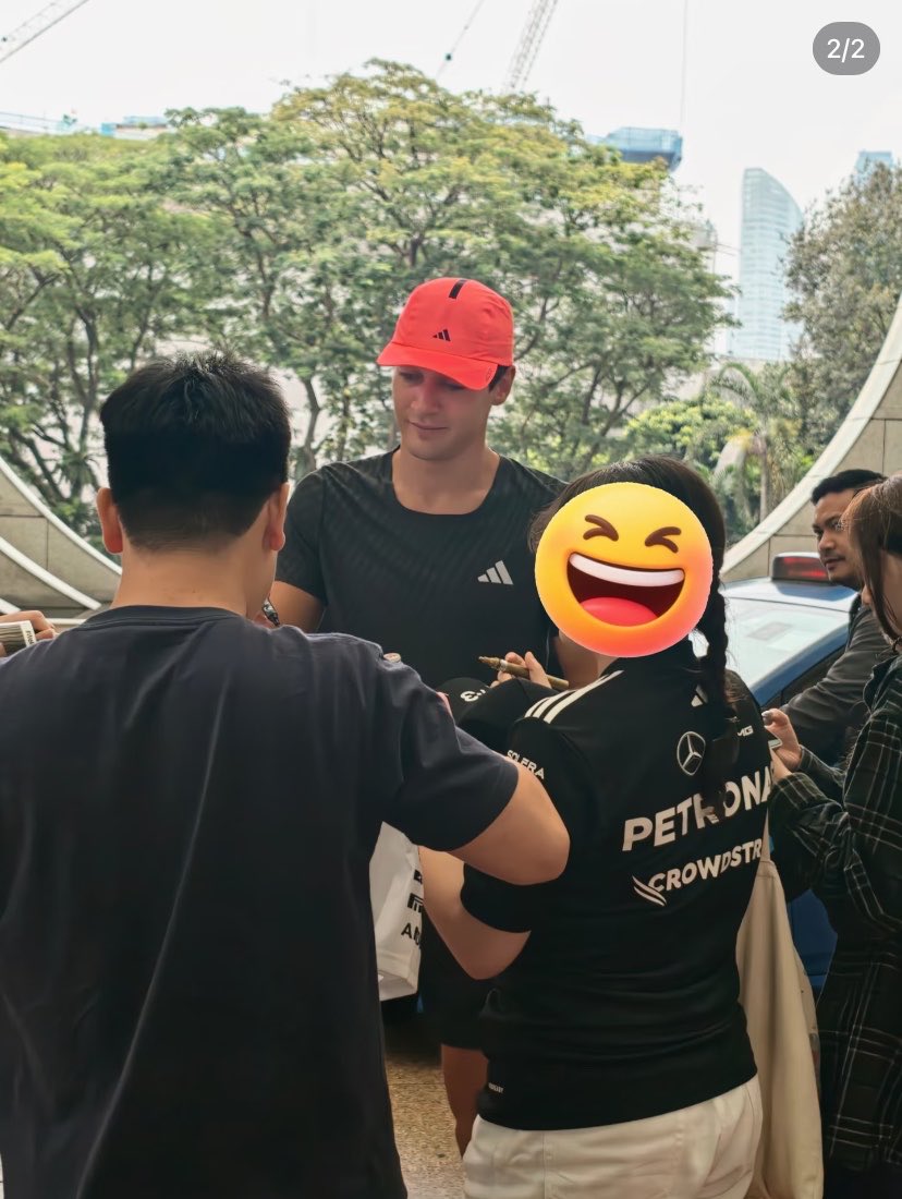 sun63shine_'s tweet photo. George is already in Singapore (with his neon cap) !!! 🩵🩵🩵 https://t.co/P8fJUWL3pp