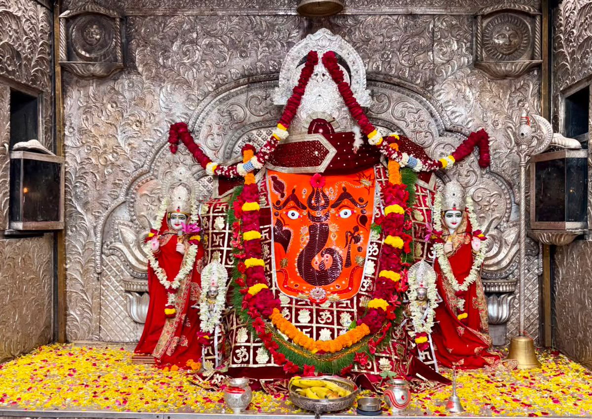 AshokMukhya's tweet photo. 🌺 जय श्रीगणेश 
✨नित्य श्रृंगार दर्शन 💫 
📍 खजराना श्री गणेश मंदिर, इन्दौर
🗓️ 5 अक्टूबर 2026
🌺आज के प्रयास ही कल की सफलता का आधार हैं।🌺 
👤मुख्य पुजारी अशोक भट्ट-मो. 9302105856 https://t.co/9eUxMNA02U