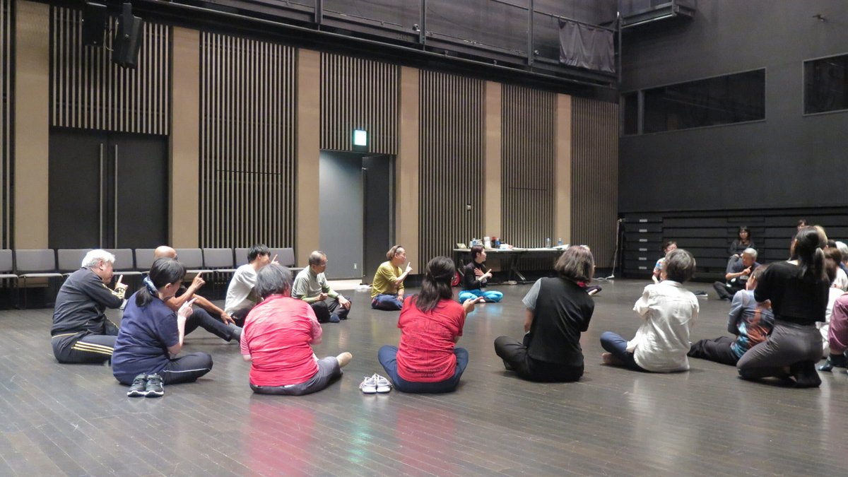 kicpac's tweet photo. #シニア生きがいプログラム 2026
60代〜70代の方が集い、ダンス×演劇で“とことん”人生を楽しむ2ヶ月がスタート！
今年のテーマは「からだ軽やか、こころいきいき」✨
第1回は2日間にわたって #セレノグラフィカ さんによるダンスＷＳ！
歩く速さを変えながら自分や周りの人の時間を感じたり、相手の動きをミラーリングしたり。身体を通して、お互いの表現に耳を澄ませる時間となりました。
最後にはみんなでひとつのダンス作品が完成✨ 踊る皆さんの表情は、まさにダンサーの顔に！
濃密な2日間を経て、ここからどんな表現が生まれていくのか楽しみです！