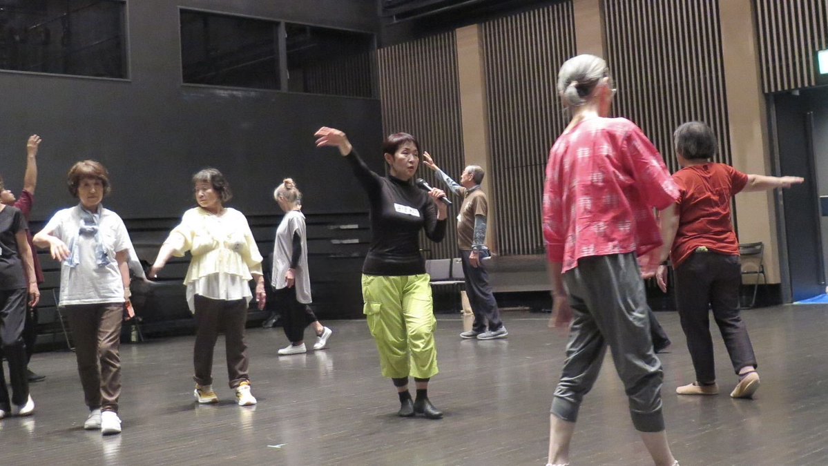 kicpac's tweet photo. #シニア生きがいプログラム 2026
60代〜70代の方が集い、ダンス×演劇で“とことん”人生を楽しむ2ヶ月がスタート！
今年のテーマは「からだ軽やか、こころいきいき」✨
第1回は2日間にわたって #セレノグラフィカ さんによるダンスＷＳ！
歩く速さを変えながら自分や周りの人の時間を感じたり、相手の動きをミラーリングしたり。身体を通して、お互いの表現に耳を澄ませる時間となりました。
最後にはみんなでひとつのダンス作品が完成✨ 踊る皆さんの表情は、まさにダンサーの顔に！
濃密な2日間を経て、ここからどんな表現が生まれていくのか楽しみです！