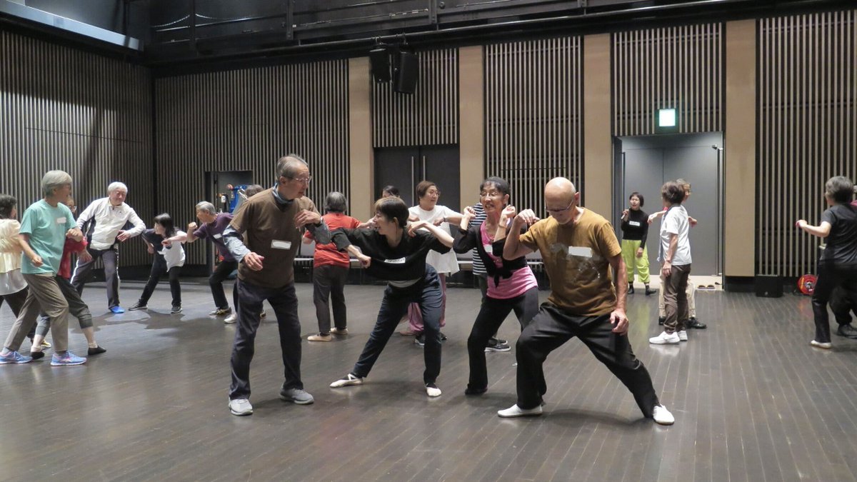 kicpac's tweet photo. #シニア生きがいプログラム 2026
60代〜70代の方が集い、ダンス×演劇で“とことん”人生を楽しむ2ヶ月がスタート！
今年のテーマは「からだ軽やか、こころいきいき」✨
第1回は2日間にわたって #セレノグラフィカ さんによるダンスＷＳ！
歩く速さを変えながら自分や周りの人の時間を感じたり、相手の動きをミラーリングしたり。身体を通して、お互いの表現に耳を澄ませる時間となりました。
最後にはみんなでひとつのダンス作品が完成✨ 踊る皆さんの表情は、まさにダンサーの顔に！
濃密な2日間を経て、ここからどんな表現が生まれていくのか楽しみです！