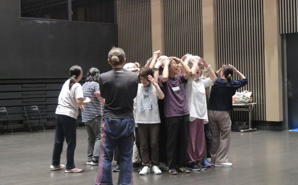 kicpac's tweet photo. #シニア生きがいプログラム 2026
60代〜70代の方が集い、ダンス×演劇で“とことん”人生を楽しむ2ヶ月がスタート！
今年のテーマは「からだ軽やか、こころいきいき」✨
第1回は2日間にわたって #セレノグラフィカ さんによるダンスＷＳ！
歩く速さを変えながら自分や周りの人の時間を感じたり、相手の動きをミラーリングしたり。身体を通して、お互いの表現に耳を澄ませる時間となりました。
最後にはみんなでひとつのダンス作品が完成✨ 踊る皆さんの表情は、まさにダンサーの顔に！
濃密な2日間を経て、ここからどんな表現が生まれていくのか楽しみです！