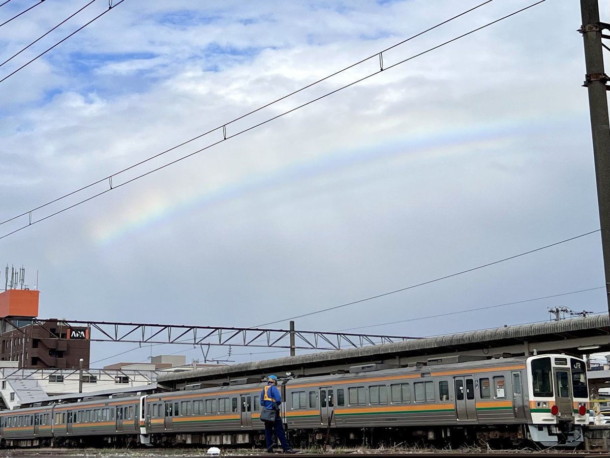 koshi_railways's tweet photo. 魚津駅停車中の213系の真上に、一瞬虹が出ました🌈 https://t.co/B81FBZvwCn
