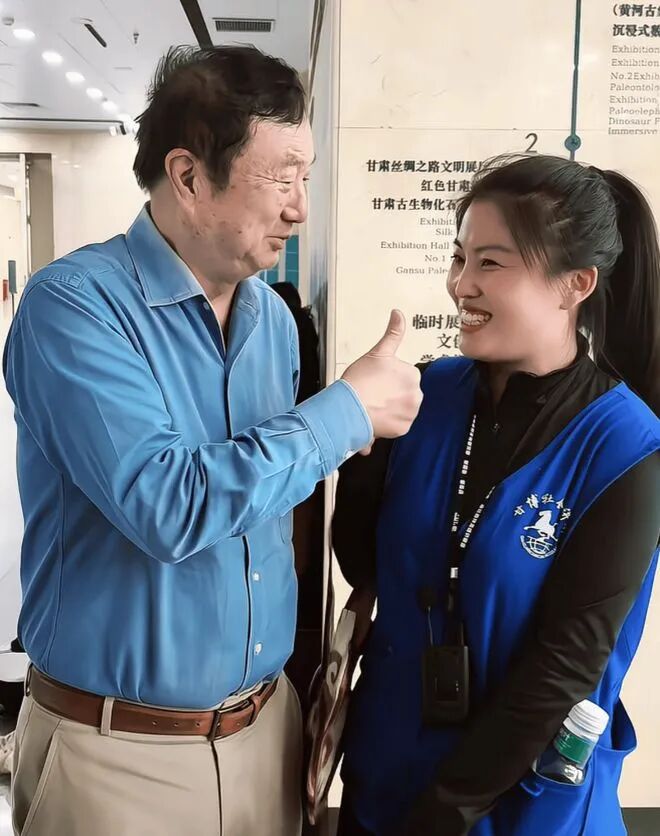 _FORAB's tweet photo. 国庆长假，昨天甘肃博物馆工作人员，偶遇正在游览景区的华为 82 岁创始人任正非。

老哥最近两次线下现身，辟谣了此前 X 上的传言。 https://t.co/ulDSCrIa9w