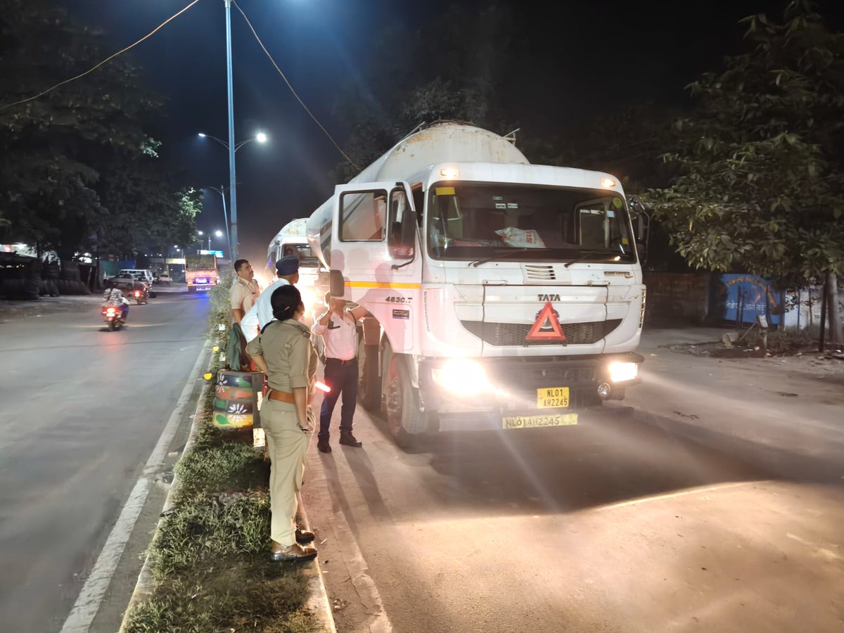 singrauli_sp's tweet photo. शराब पीकर वाहन चलाने वाले 6 ट्रक चालकों पर यातायात पुलिस की कार्रवाई
सड़क दुर्घटनाओं की रोकथाम हेतु यातायात पुलिस द्वारा 03-04 अक्टूबर की मध्यरात्रि निगाही मोड़, अमलोरी तिराहा एवं पुराना ट्रैफिक तिराहा पर औचक चेकिंग कर 87 वाहनों की जांच की गई।@CMMadhyaPradesh @mohdept @DGP_MP https://t.co/5RcPyLpQe7
