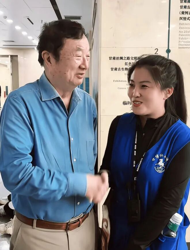 _FORAB's tweet photo. 国庆长假，昨天甘肃博物馆工作人员，偶遇正在游览景区的华为 82 岁创始人任正非。

老哥最近两次线下现身，辟谣了此前 X 上的传言。 https://t.co/ulDSCrIa9w