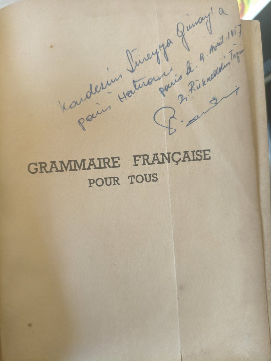 bibliomanium's tweet photo. Bazen eski bir kitap tam bir dedektif macerası olabiliyor.
Bir ithaf ile eski sahibinin kim olduğunu bulmak gibisi yok.
GS Lise'si eski müdürü Süreyya Günay'a hediye edilmiş bir kitap. https://t.co/YZqbECBKoX