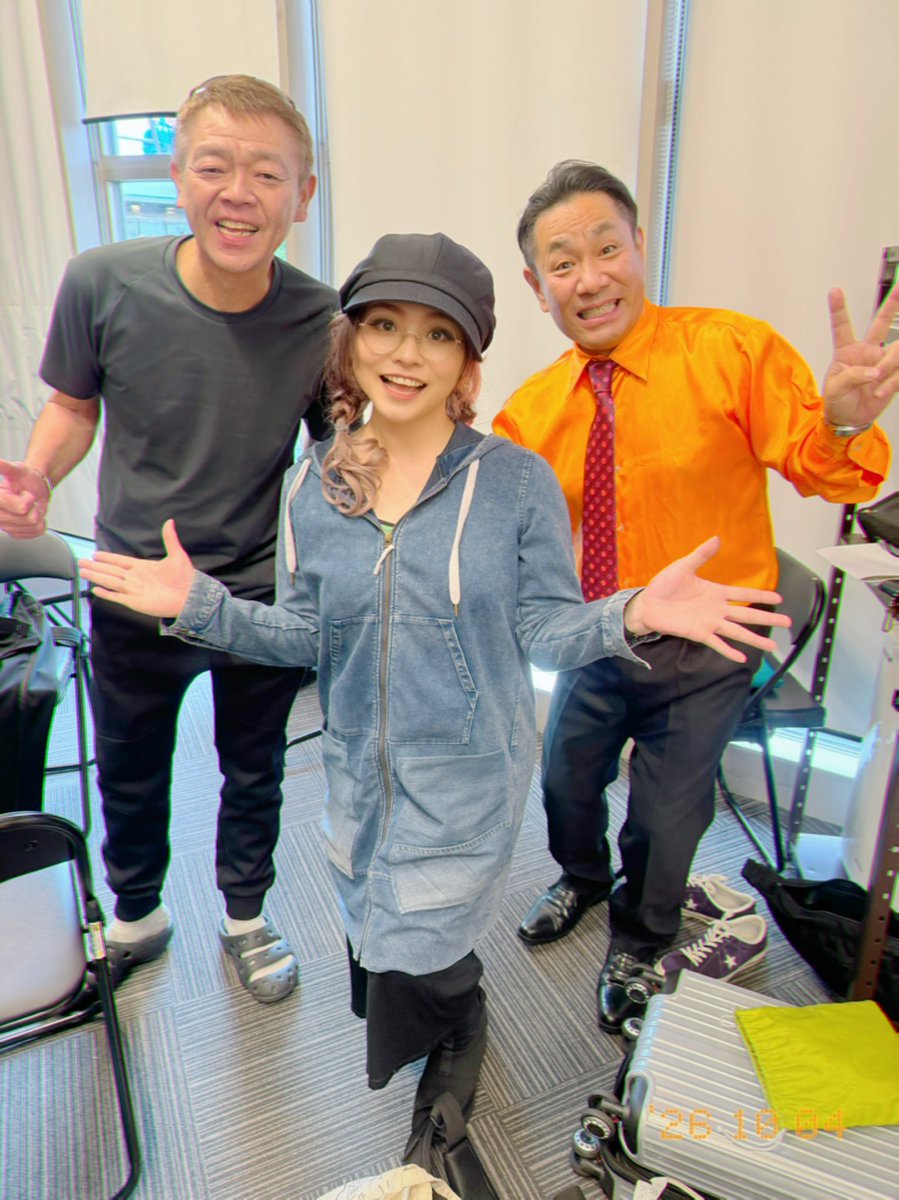 sing_draw_chie's tweet photo. 昨日は、スナック玉ちゃん17周年at東京カルチャーカルチャーでした。今回は壇上カラオケは指名されずでしたが、喉が本調子ではなかったので逆にホッ。ノンアルコールを通して、打ち上げでは少し復活。玉さんとデュエット😆♪次回は12月。
#スナック玉ちゃん #玉袋筋太郎 #カラオケ #荒木ちえ https://t.co/TpXZn4BnQd