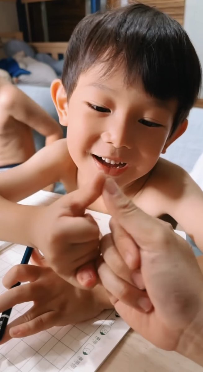 taetaeQAQ's tweet photo. A kid who looks just like James 🥹 A Japanese-Taiwanese mixed kid with Indigenous Taiwanese heritage! 🇯🇵🇹🇼

#cortis #james #chaoyufan https://t.co/0uEY4zeYza