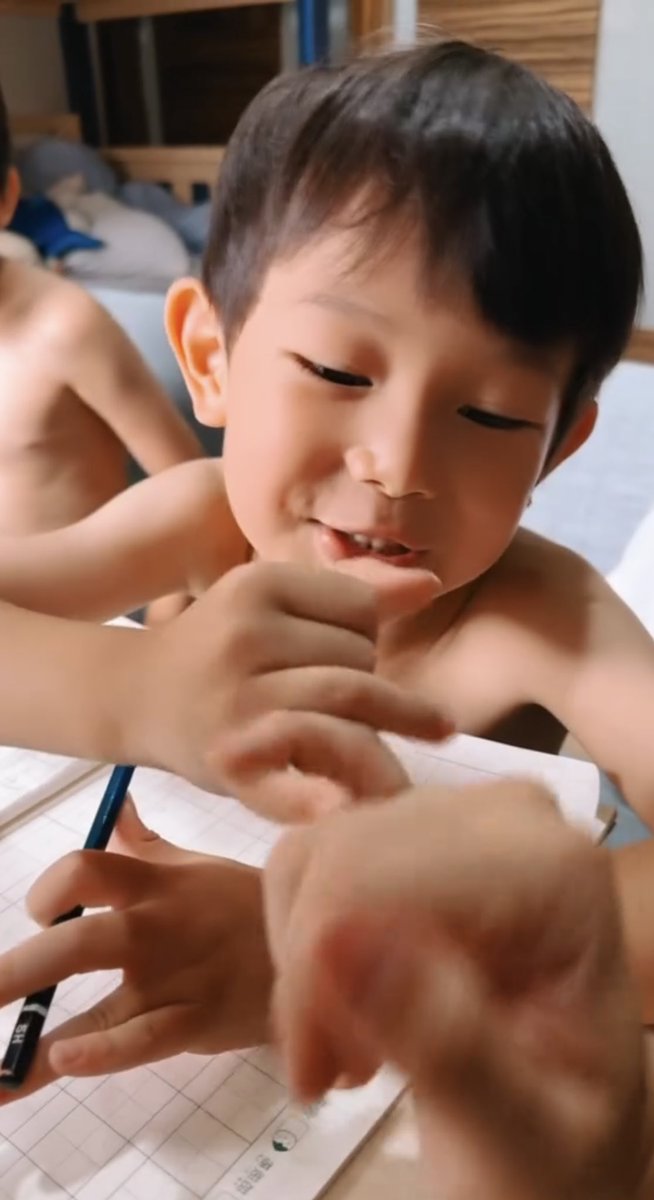 taetaeQAQ's tweet photo. A kid who looks just like James 🥹 A Japanese-Taiwanese mixed kid with Indigenous Taiwanese heritage! 🇯🇵🇹🇼

#cortis #james #chaoyufan https://t.co/0uEY4zeYza