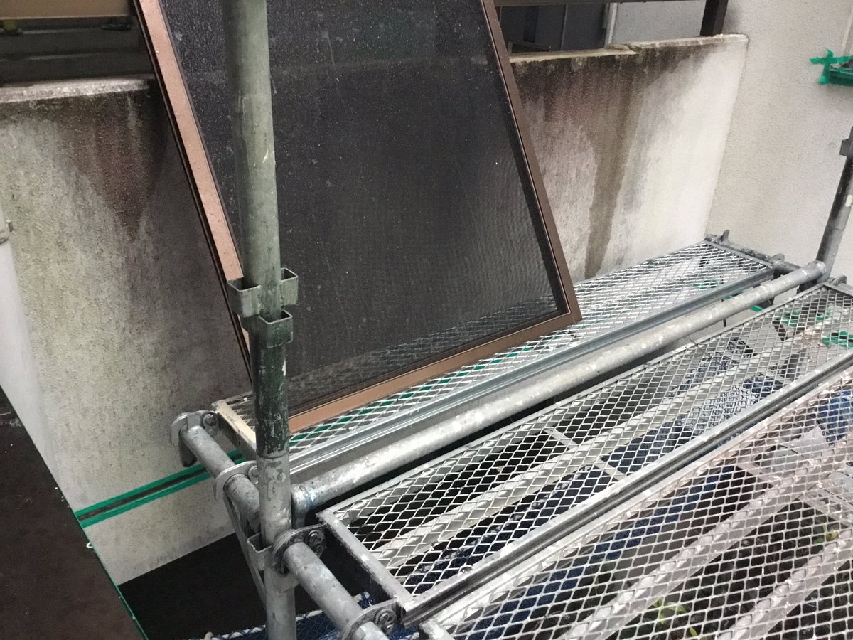 tsutomu_87's tweet photo. 外壁補修　塗装工事
外された網戸　今日もそのまま😓　雨降ってるし☔️ https://t.co/nxLtFESKcv