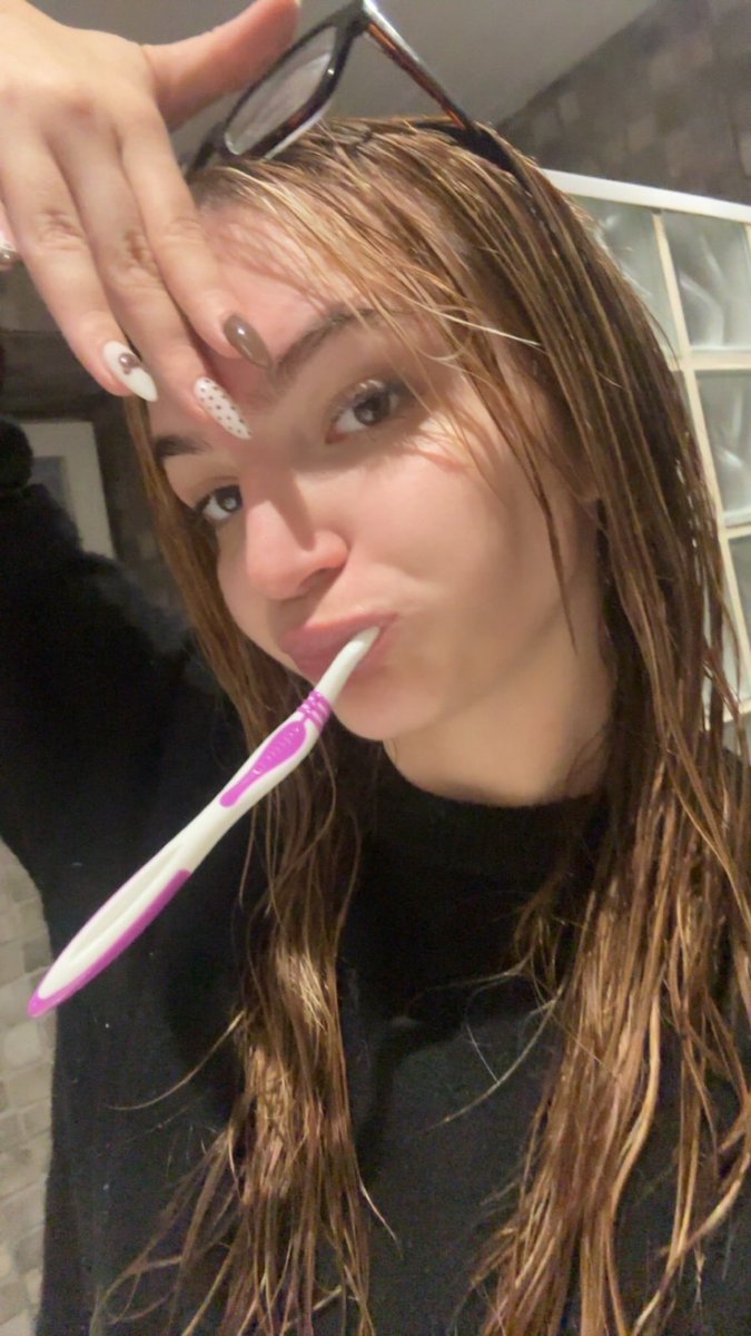 strawbevyy_'s tweet photo. bonjour twitter btw 🤓 #nomakeup #jevaisupprimerpcqjassumepas https://t.co/Fd0CmctuYA
