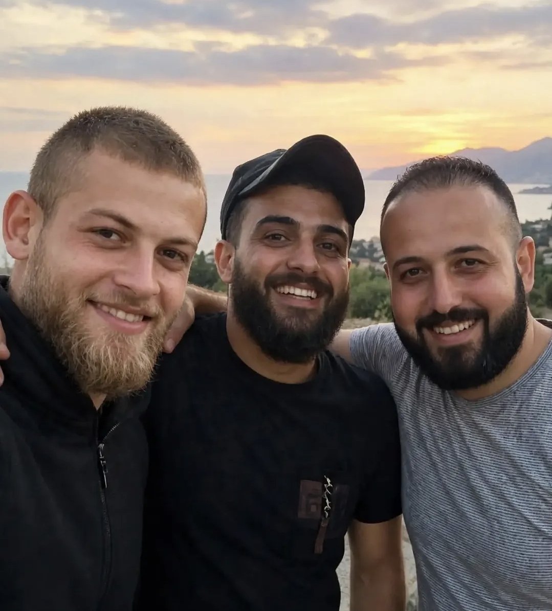 cillevitv_en's tweet photo. Suriye’nin Tartus kentinde, iş çıkışı evlerine gitmek üzere yola çıkan Alevi gençler Ali Asbar, Yazan Asbar ve Ali Yusuf, kendilerini güvenlik gücü olarak tanımlayan Heyet Tahrir eş-Şam (HTŞ) mensupları tarafından şehit edildi. https://t.co/Qo8v8A6uqM