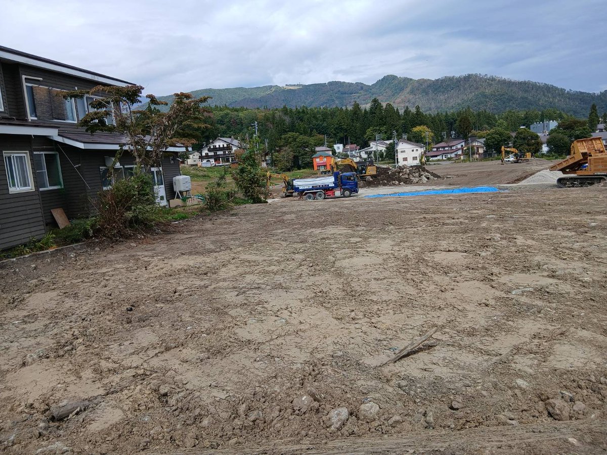 liebe_moemi's tweet photo. 【2026年10月5日(月)10:20頃☀長野県白馬八方尾根スキー場⛷️🏂️】

今日☁のレストランリーベ🍴の裏からの、お隣りの白馬岩岳スキー場さん方向の様子です😆！

八方尾根スキースクール建物は新ゴンドラ🚡建設🏗️のため撤去されております⛷️🏂️

来月には、白馬五竜スキー場さんオープンですね🔥！ https://t.co/ePXuZbTqJa
