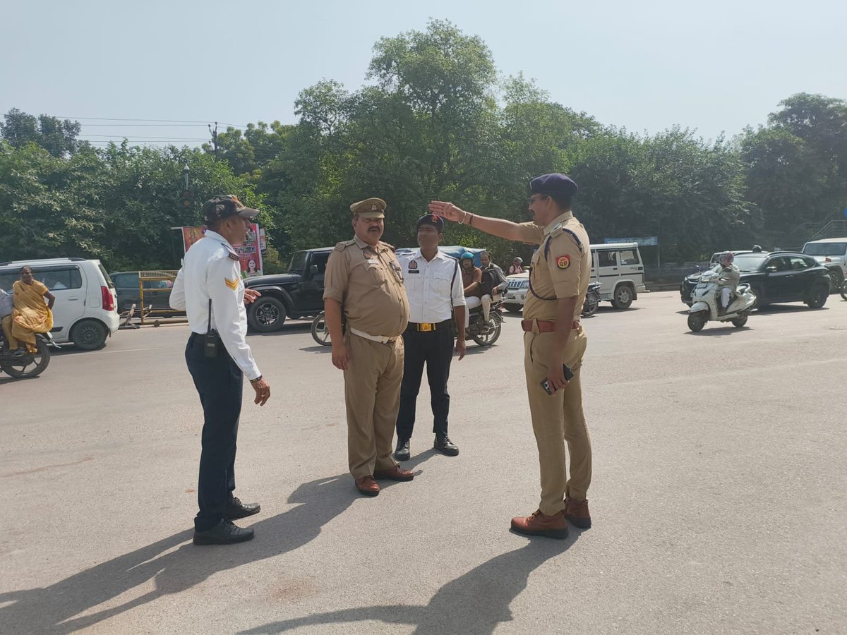 lucknowtraffic's tweet photo. #traffic_update 
यातायात व्यवस्था का स्थलीय निरीक्षण

ACP(T) दक्षिणी श्री राधारमण द्वारा पीजीआई तिराहा एवं सेक्टर-16 वृंदावन तिराहा पर उपस्थित यातायात कर्मियों को यातायात को सुगम एवं निर्बाध रूप से संचालित कराने, यातायात अवरोधों को तत्काल हटवाने तथा यातायात दबाव को न्यूनतम रखने हेतु पूर्ण मनोयोग एवं सतत प्रयास के साथ कार्य करने के निर्देश दिए गए।

वर्तमान में दोनों स्थानों पर यातायात सुगमता से एवं निर्बाध रूप से चलायमान है।