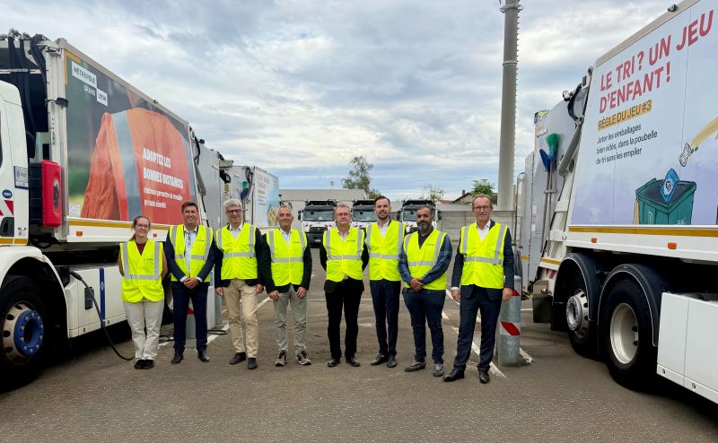 ChGeourjon's tweet photo. La semaine dernière, visite du site lyonnais de #pizzorno à Vénissieux. L'occasion de rencontrer les équipes de ce prestataire du @grandlyon et d'échanger sur l'électrification des #BOM (Bennes à Ordures Ménagères) ainsi que sur le système « intelligent » de bornes de recharge. https://t.co/yRDTdyW35G
