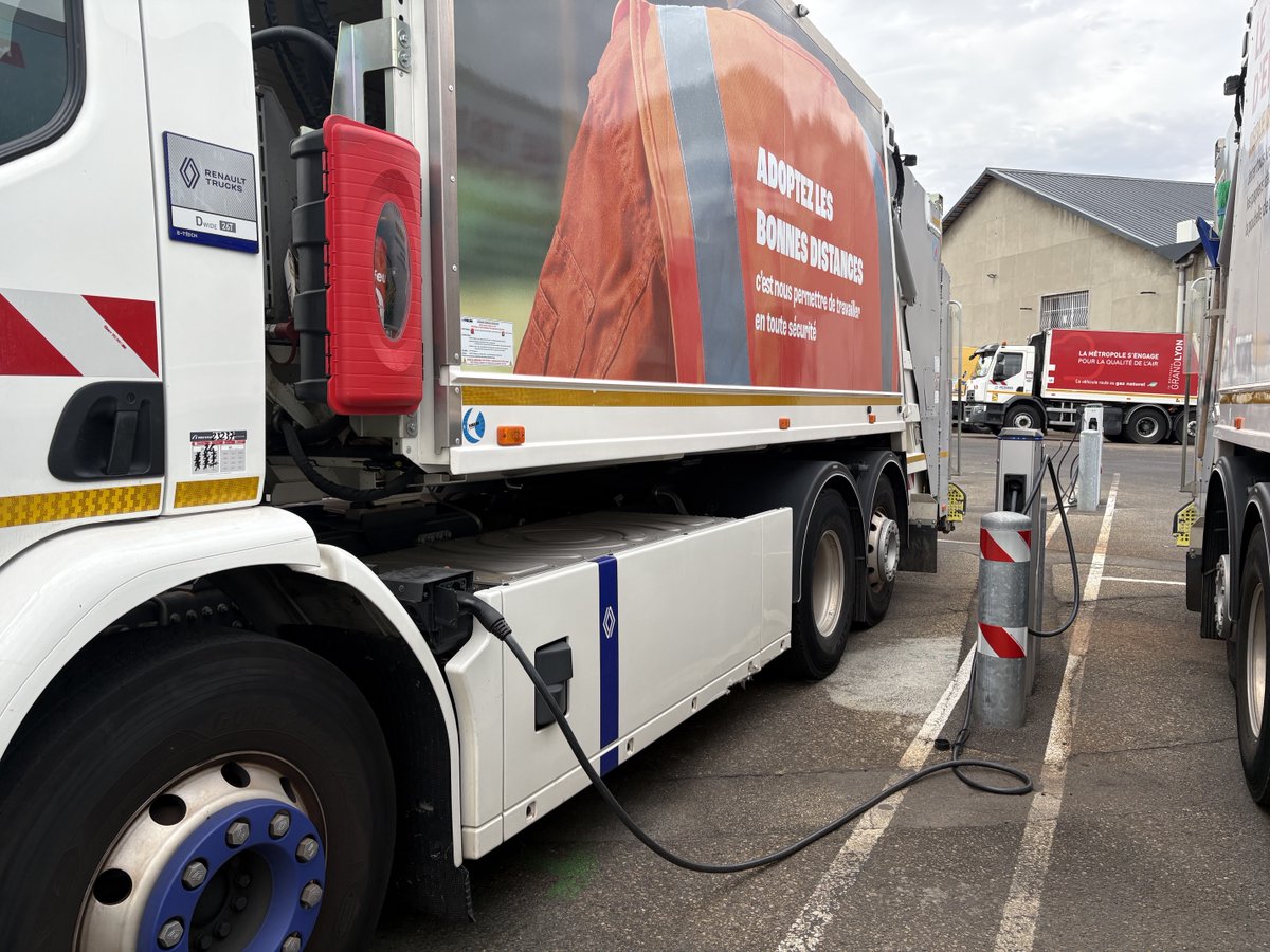 ChGeourjon's tweet photo. La semaine dernière, visite du site lyonnais de #pizzorno à Vénissieux. L'occasion de rencontrer les équipes de ce prestataire du @grandlyon et d'échanger sur l'électrification des #BOM (Bennes à Ordures Ménagères) ainsi que sur le système « intelligent » de bornes de recharge. https://t.co/yRDTdyW35G