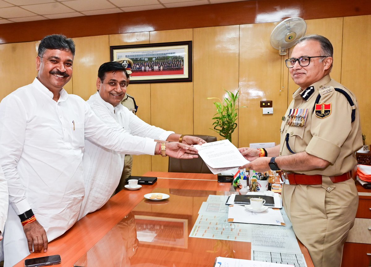 GovindDotasra's tweet photo. आज नेता प्रतिपक्ष टीकाराम जूली जी के साथ पुलिस मुख्यालय पहुंचकर DGP राजीव शर्मा जी से मुलाकात की और निकाय चुनाव में भाजपा सरकार के द्वारा पुलिस तंत्र के दुरुपयोग, पार्षद चोरी और जनता के लोकतांत्रिक अधिकारों के साथ हुए खिलवाड़ को लेकर ज्ञापन सौंपा। https://t.co/w7DfeuSgKN