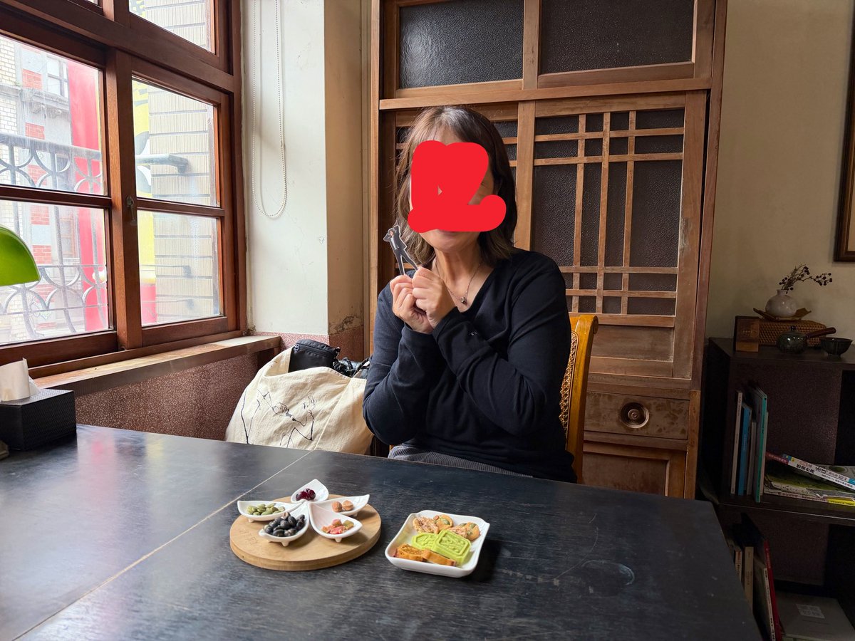 39_384_211204's tweet photo. 大家好「ダージャーハオ」☀️
宮本さんと同じく弾丸で来ました台湾🇹🇼
嘘みたいだ〜夢かな？
傘引っ掛けてお腹見えたとこ
似てますか？のとこ
食レポしたとこ
同じ場所に立って歩いて座ってます😭
#宮本浩次
#YouTubeor大作戦第三弾 https://t.co/43eWujM8HO