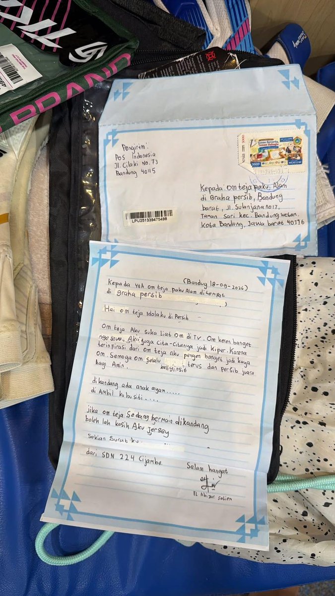 txtruangpodcast's tweet photo. lucu banget ada anak yang kirim surat ke persib dan ditujukan ke om teja paku alam wkwk

dengan bahasa dan tulisan seadanya ia menulis keliyinsit🥰🤣

semoga dek el bisa mengejar cita citanya menjadi kiper aamiin🤲🏼 https://t.co/U4Ym3U7yqq